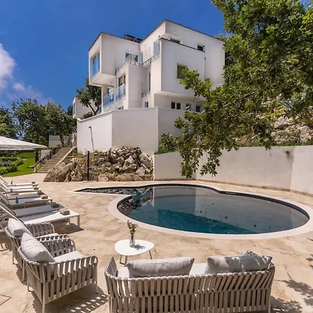 Sophie With Pool Sea Views & Concierge