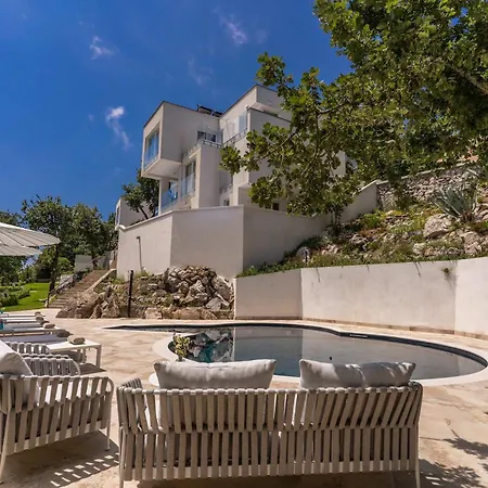 Sophie With Pool Sea Views & Concierge