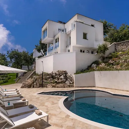 Sophie With Pool Sea Views & Concierge